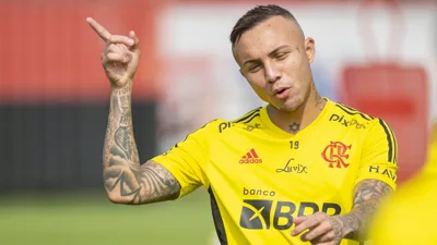 O brasileiro que o Flamengo rastreou na segunda divisão inglesa para tapar um buraco caro