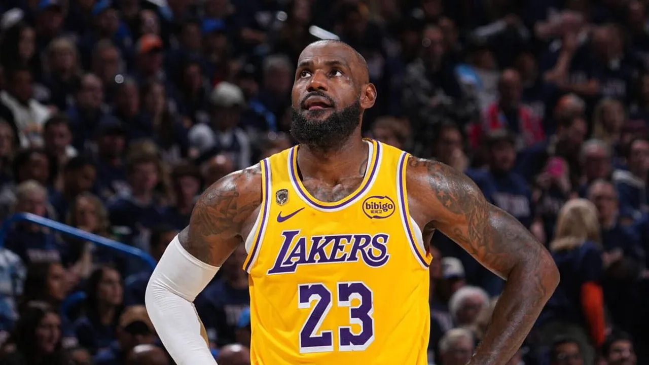 LeBron James com a camisa dos Lakers comemorando marca histórica de 300 jogos nos playoffs da NBA