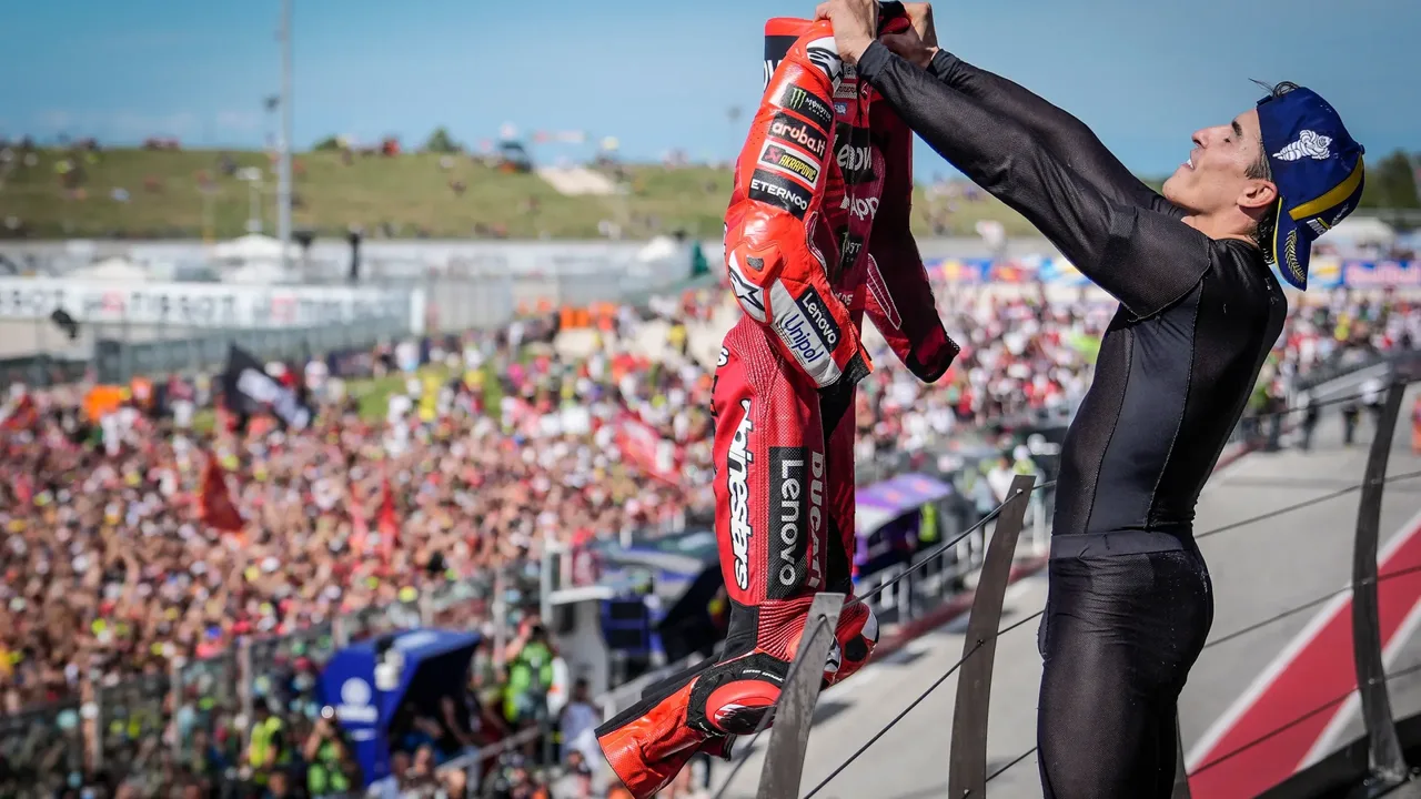 Marc Márquez caindo da moto na curva 14 do Circuito Bugatti durante a sprint do GP da França na MotoGP