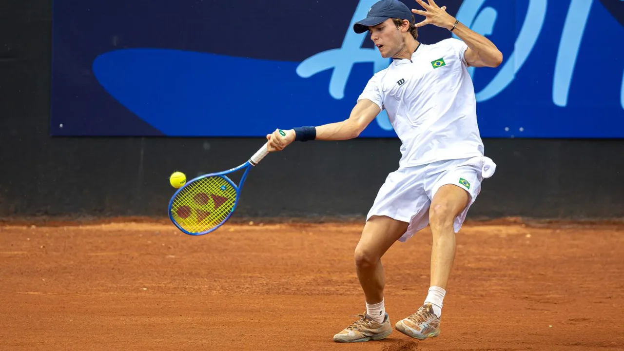 João Fonseca em quadra de saibro no Masters 1000 de Roma, preparando forehand