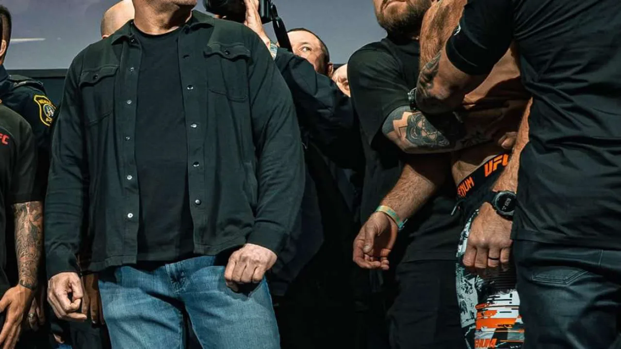 Sean Strickland e Khamzat Chimaev frente a frente na pesagem cerimonial do UFC 328 em Newark