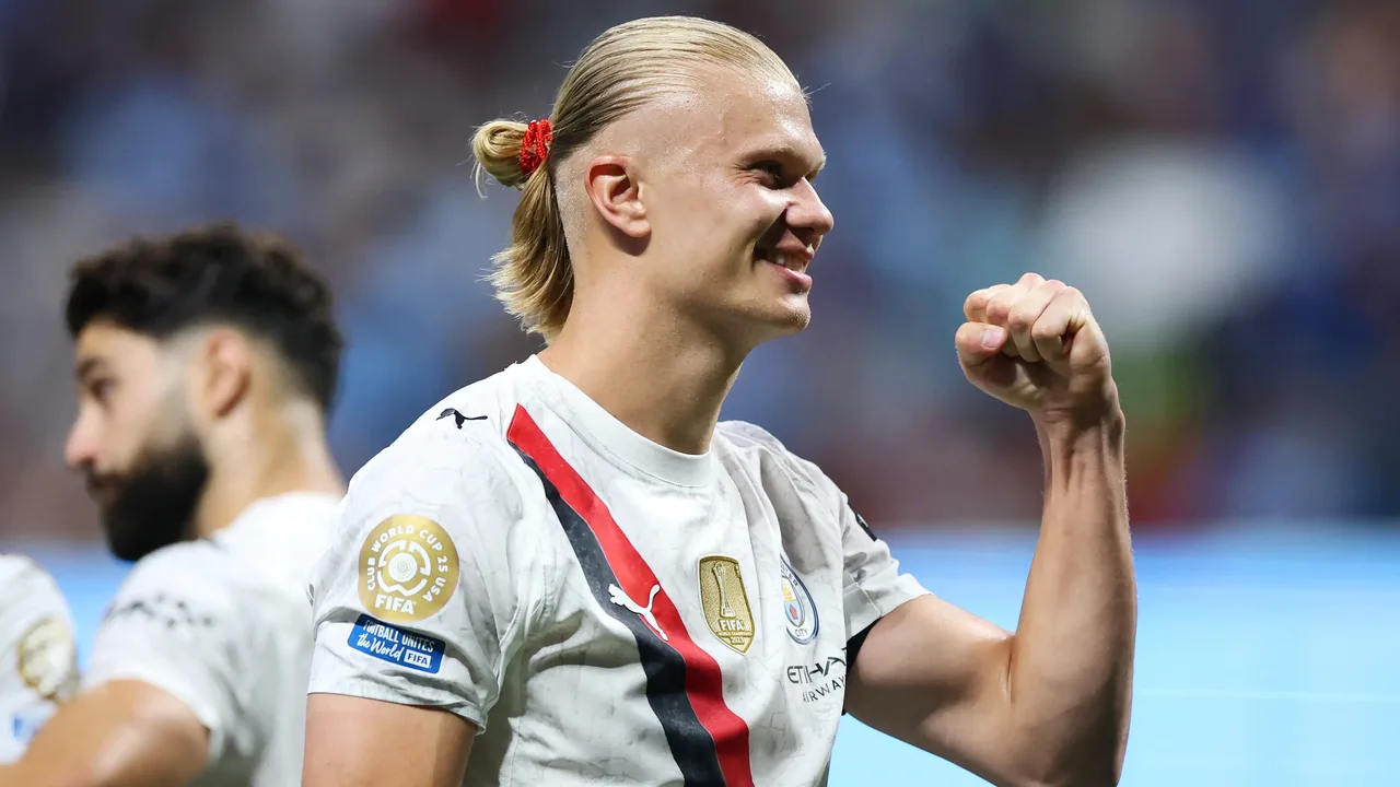 Erling Haaland comemora gol pelo Manchester City contra o Brentford no Etihad Stadium pela Premier League