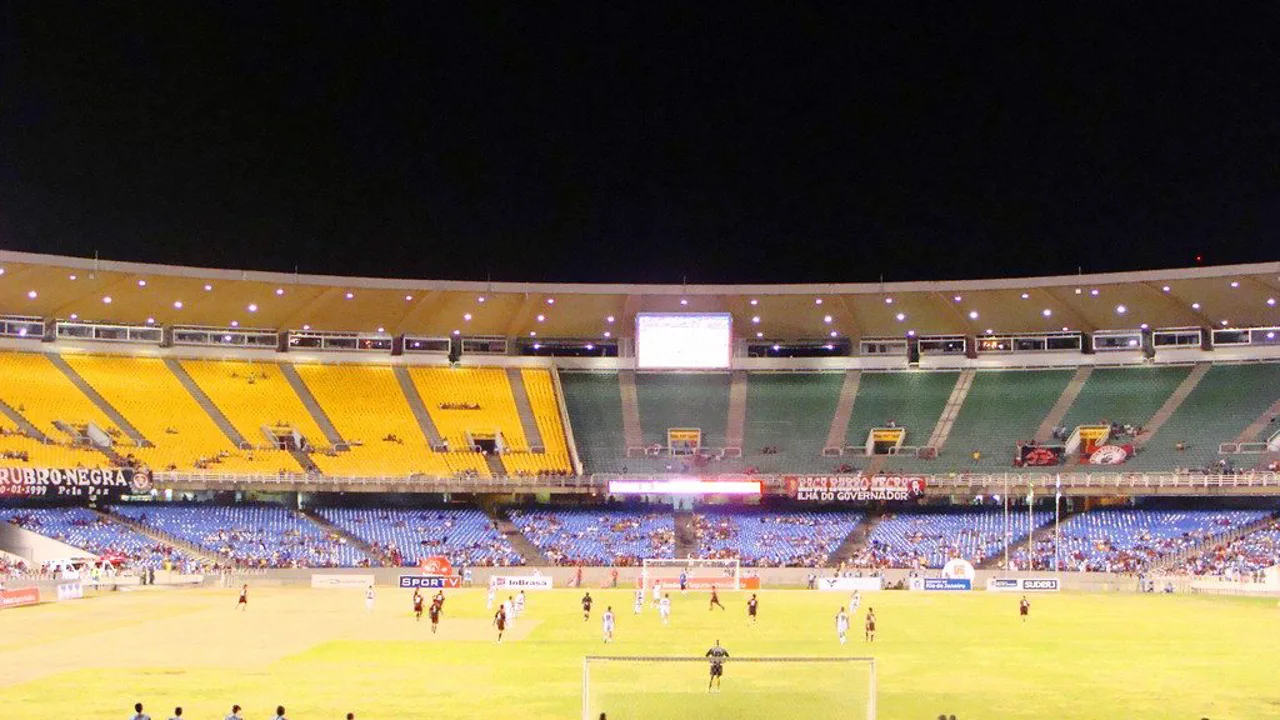 Torcida brasileira no Maracanã com bandeiras verde e amarela em amistoso da Seleção antes da Copa do Mundo