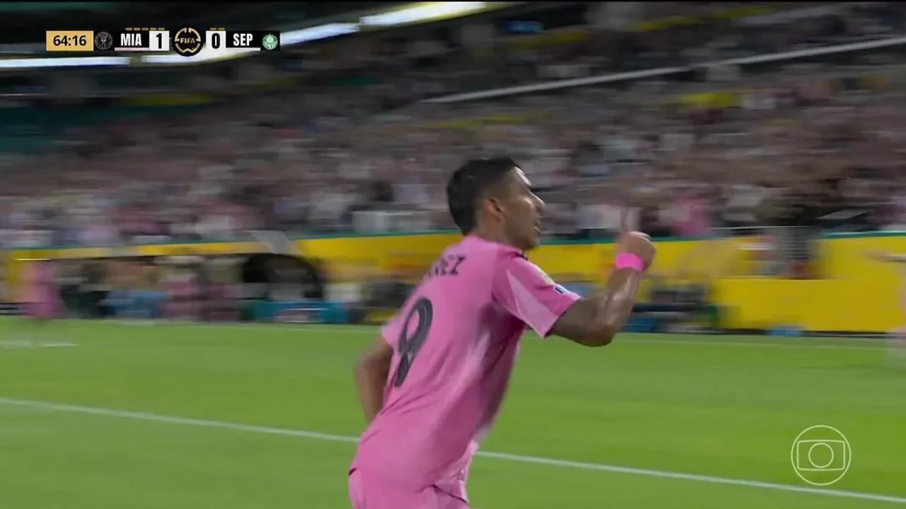 Luis Suárez comemorando gol com a camisa da seleção uruguaia em Copa do Mundo