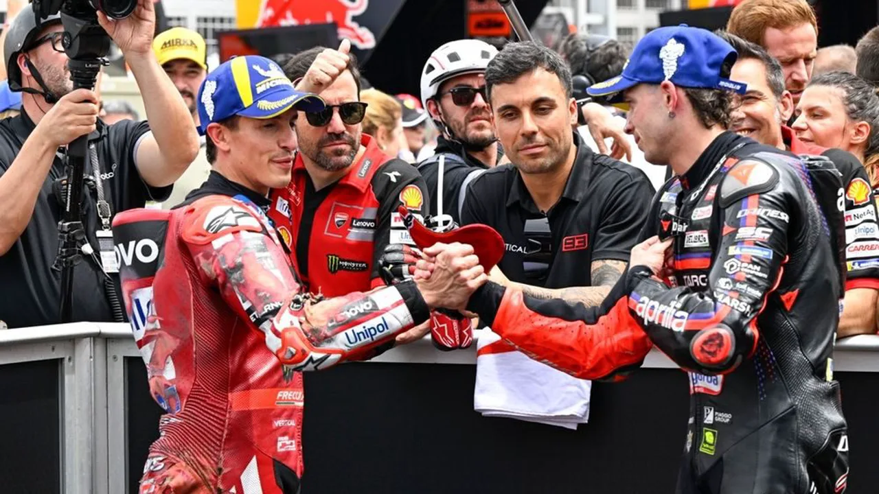 Marc Márquez mancando após queda na corrida sprint do GP da França em Le Mans