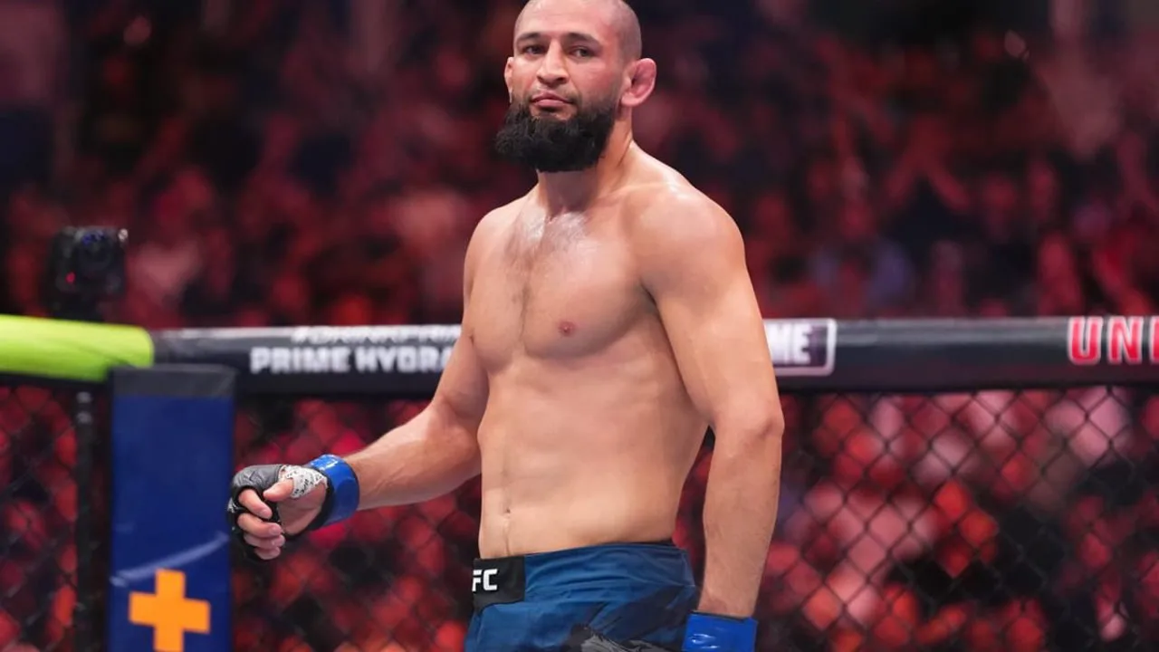 Khamzat Chimaev e Sean Strickland se encaram no octógono do UFC 328 em Newark