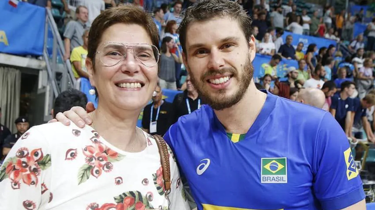 Bruninho levantando bola durante final da Superliga Masculina no Ginásio do Ibirapuera em São Paulo