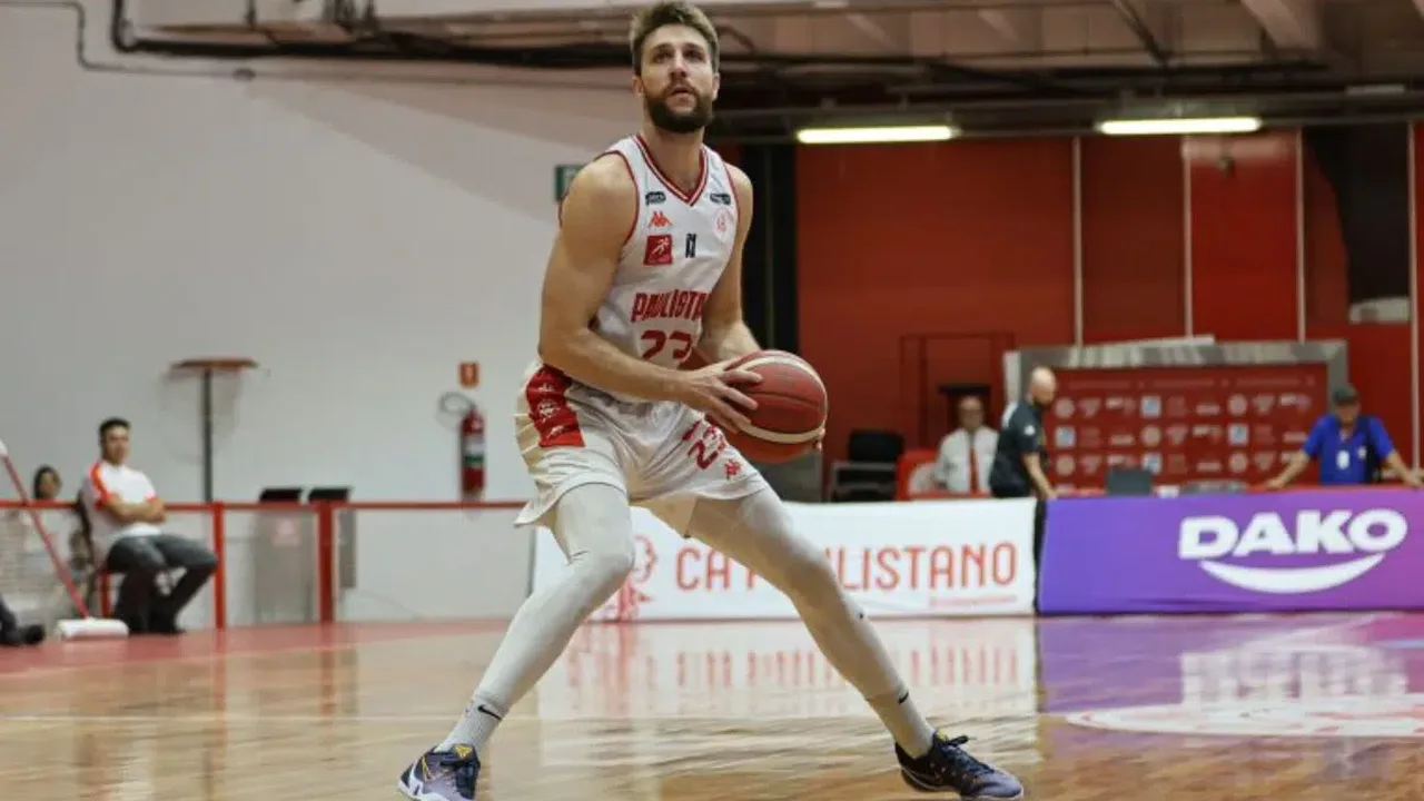Quadra do Ginásio Antônio Prado Jr. durante partida do NBB entre Paulistano e Bauru em abril de 2025