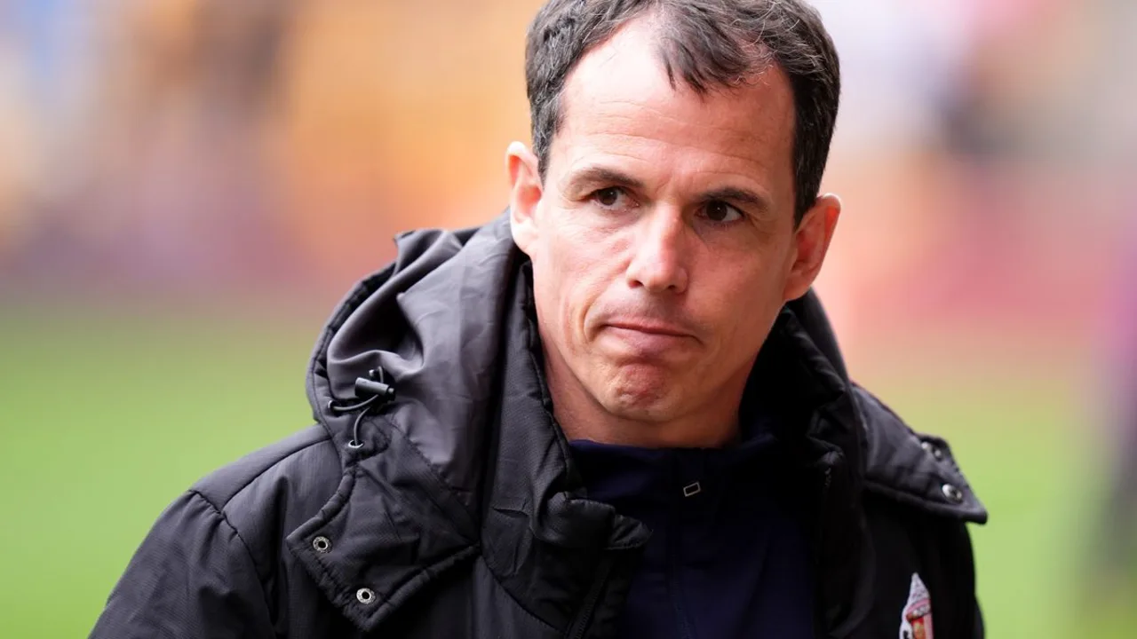 Régis Le Bris, treinador do Sunderland, orientando sua equipe na Premier League 2025/2026