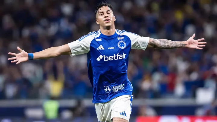 Kaio Jorge pelo Cruzeiro e Alesson pelo Mirassol em lances de ataque no Brasileirão Série A 2026
