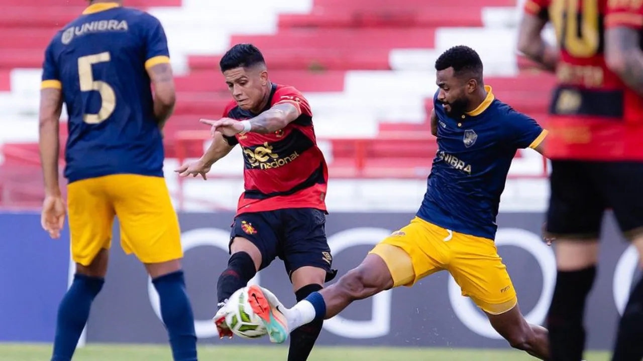 Jogadores do Sport Recife comemoram gol no Estádio Moisés Lucarelli pela Série B 2026