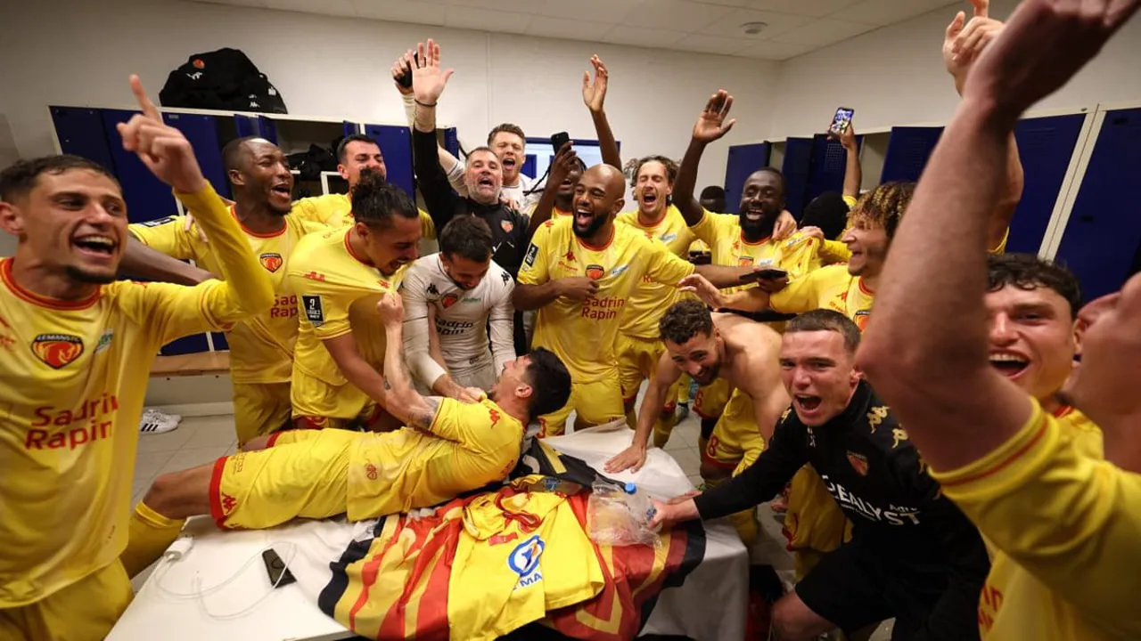Jogadores do Le Mans FC comemorando acesso à Ligue 1 após vitória sobre o Bastia por 2 a 0