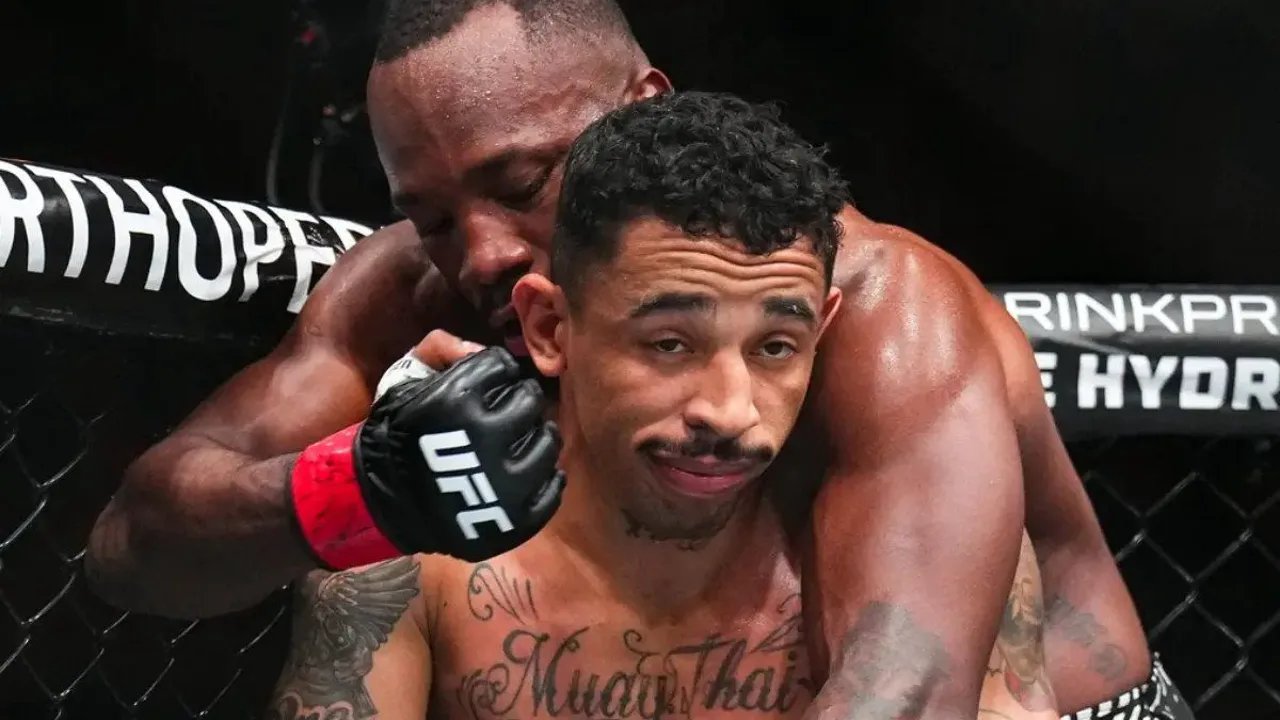 Marco Túlio em momento de trocação no octógono do UFC 328 em Newark contra Roman Kopylov