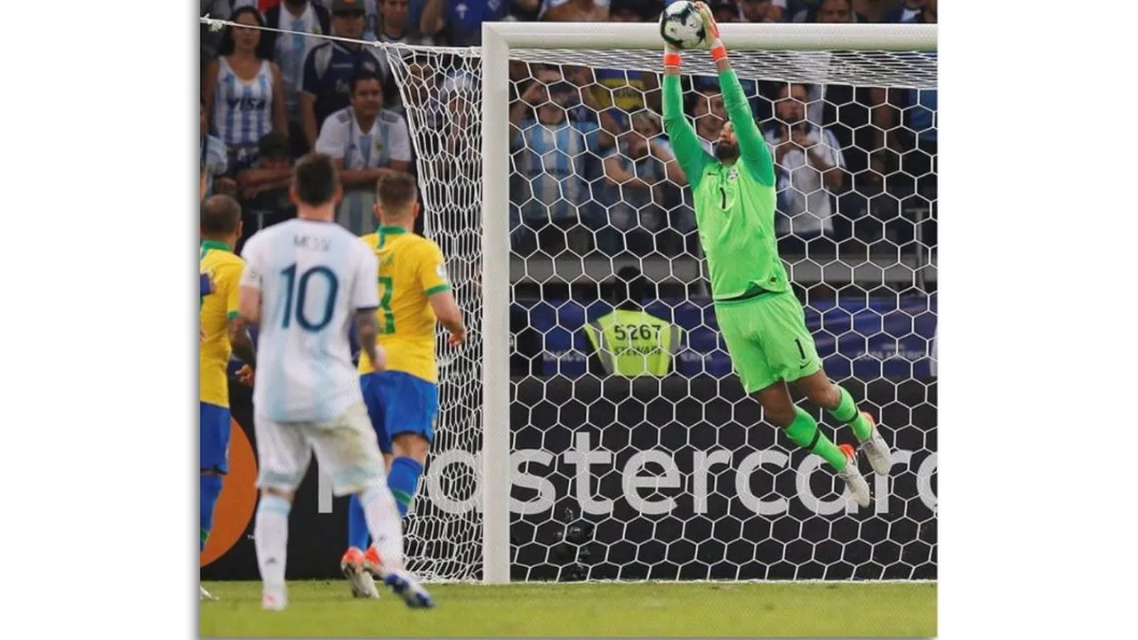 Goleiro Ederson com a camisa da Seleção Brasileira durante treino da equipe nacional