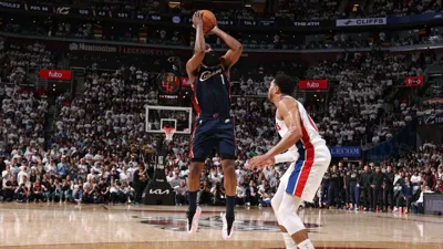 Harden acorda no quarto decisivo e os Cavs finalmente respiram contra Detroit