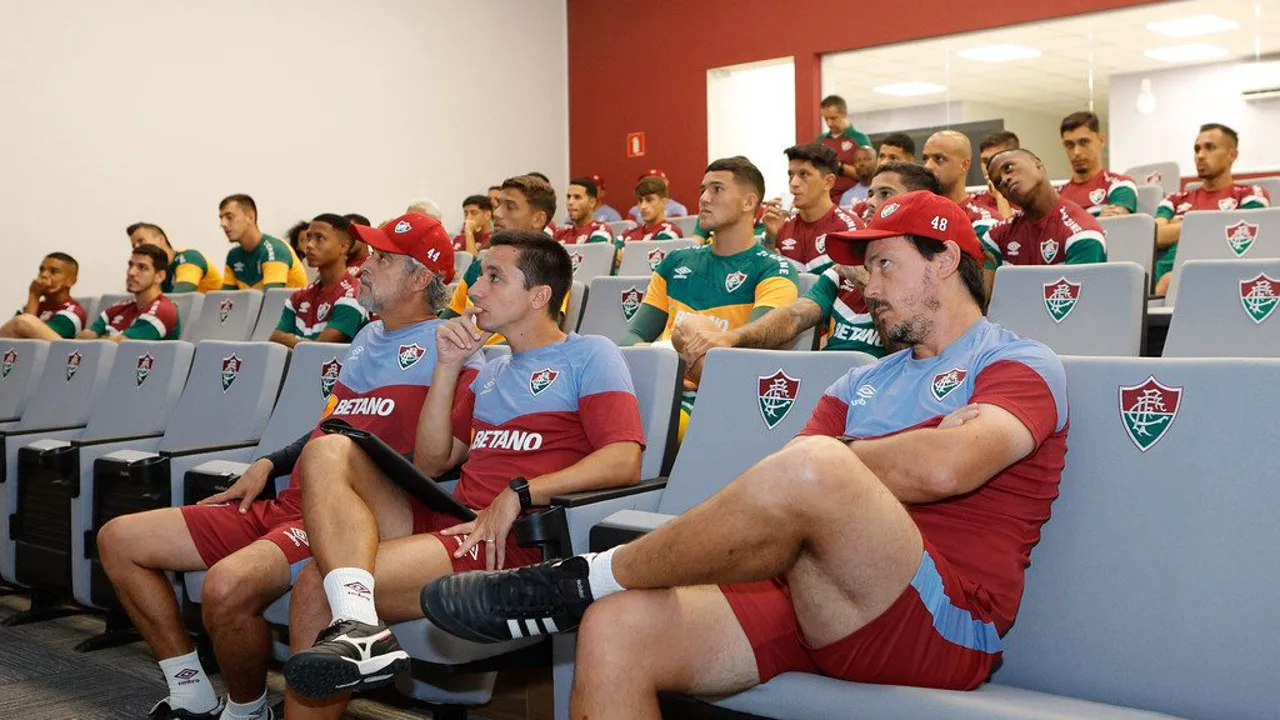Kevin Serna comemorando gol nos acréscimos pelo Fluminense contra o Vitória no Maracanã