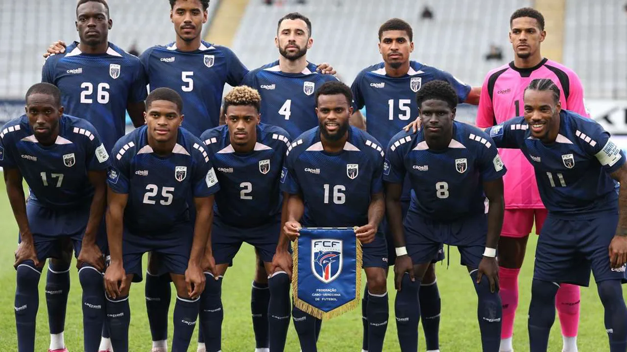 Jogadores da seleção de Cabo Verde em campo durante partida preparatória para a Copa do Mundo 2026