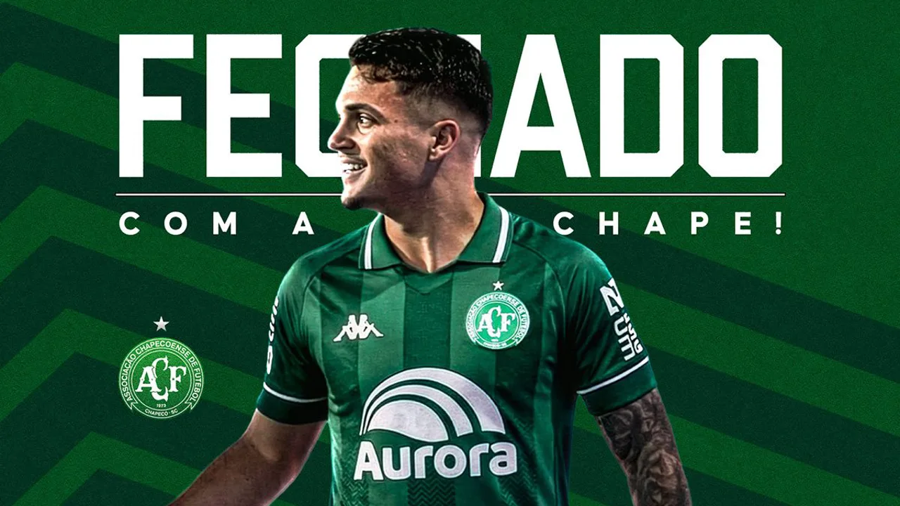 João Vitor, meia camisa 5 da Chapecoense, em campo pelo Brasileirão Série A 2026