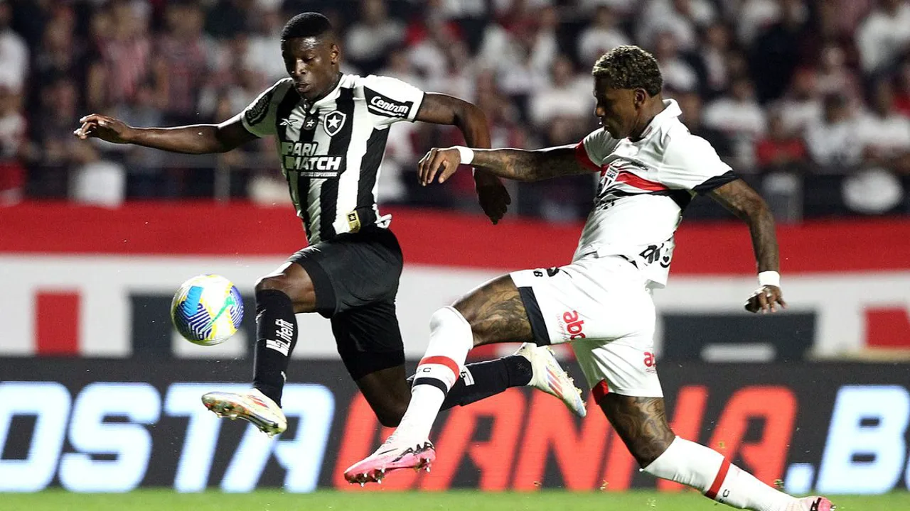 Quadra do Oscar Zelaya Gymnasium durante partida de basquete entre Botafogo e São Paulo em abril de 2025
