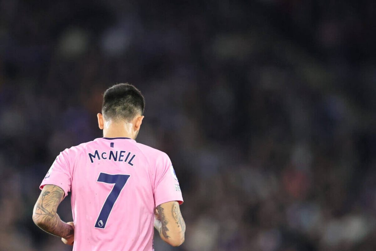 Onde ele está no jogo global Dwight McNeil e a camisa 7 que o Everton