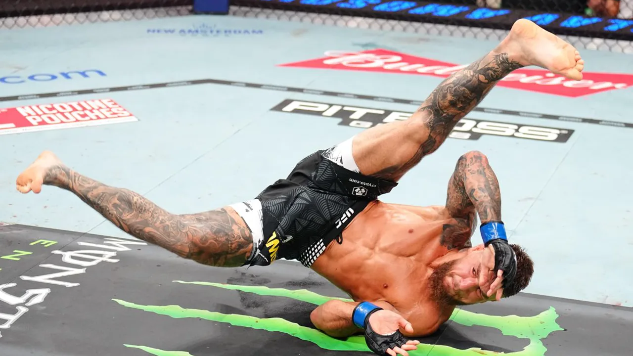 Yaroslav Amosov celebra vitória sobre Joel Alvarez no UFC 328 em Newark com breakdance no octógono