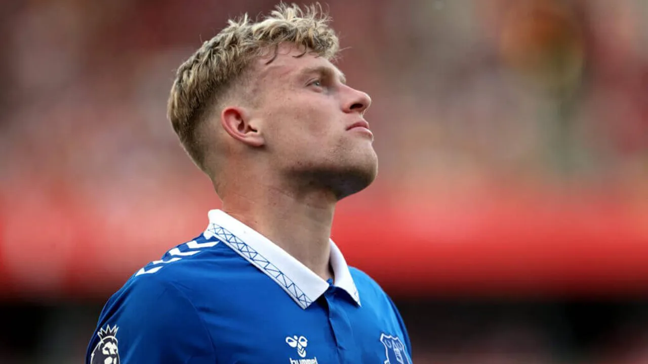 Jarrad Branthwaite, zagueiro do Everton, em ação pela Premier League 2025/2026