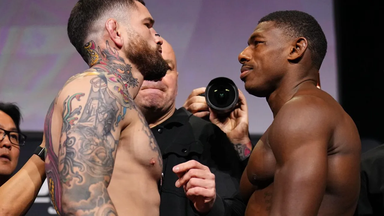 Josh Hokit sendo contido pela segurança após confronto com Paulo Costa no UFC 328 em Newark