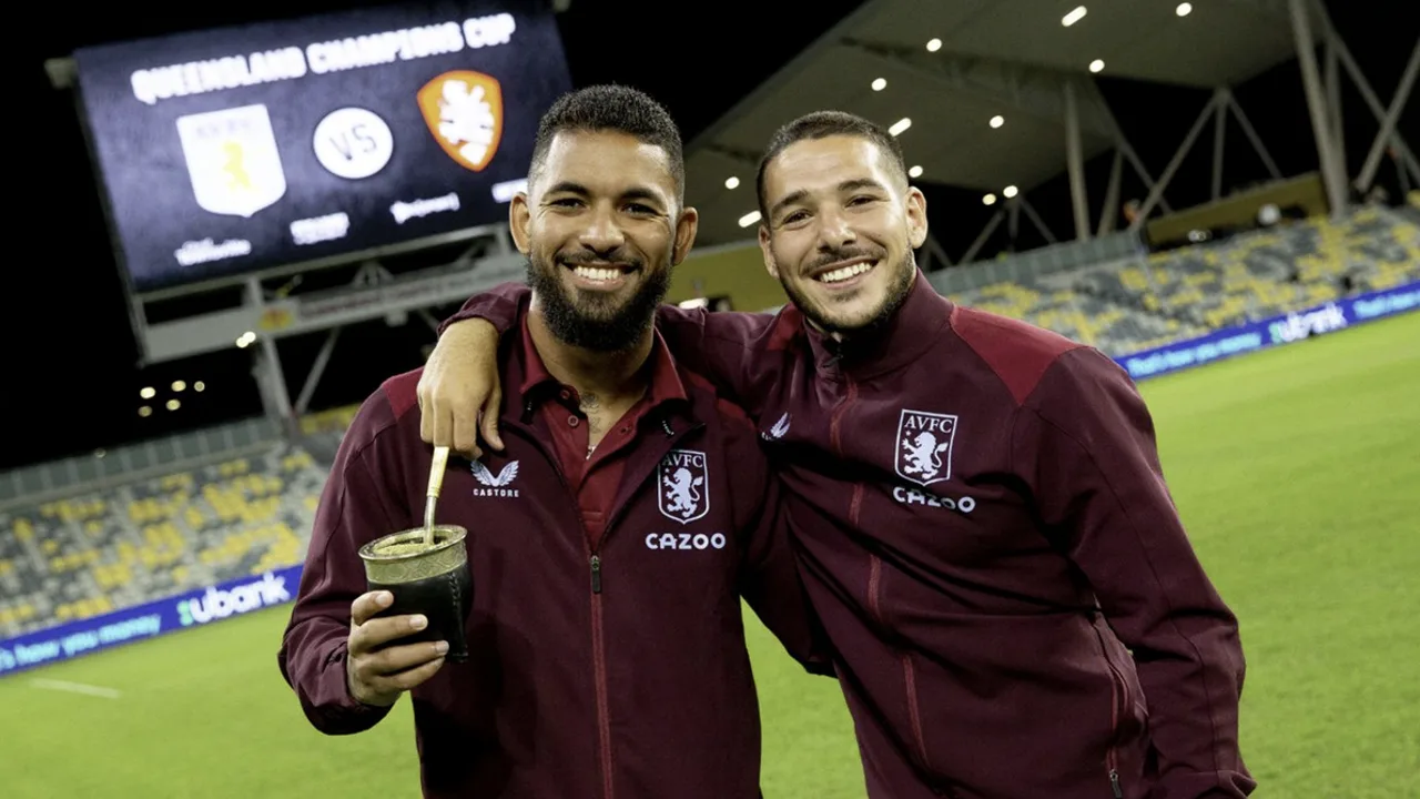 Torcedores do Aston Villa celebrando classificação europeia com bandeiras claret and blue no estádio