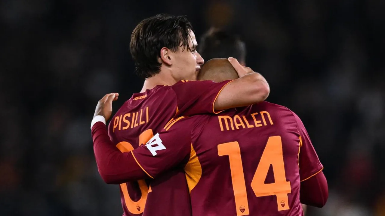 Niccolò Pisilli com a camisa da Roma em campo durante partida da Serie A italiana 2025/2026