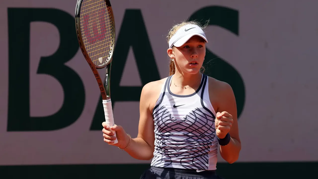 Mirra Andreeva celebra vitória no saibro do Foro Itálico durante o WTA 1000 de Roma