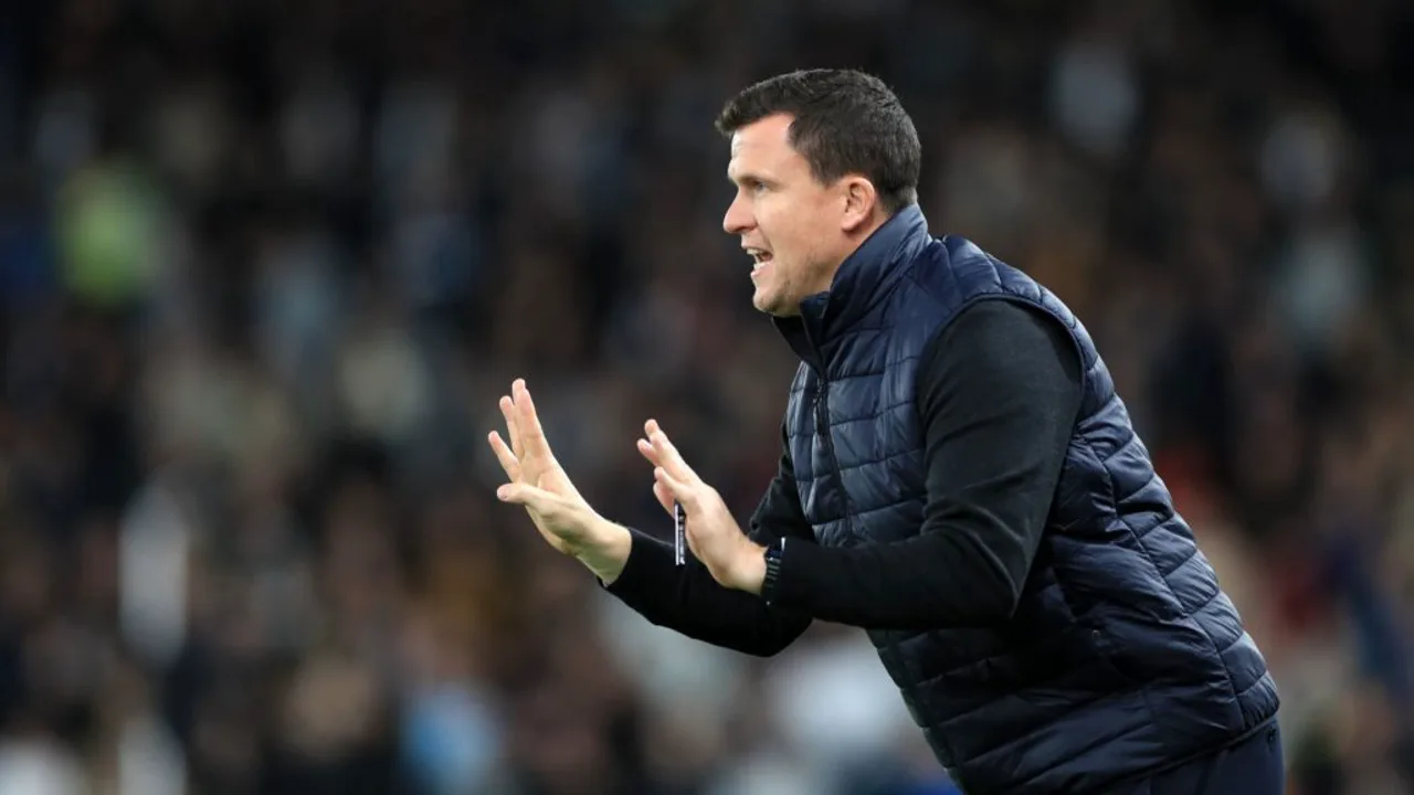 Gary Caldwell, treinador da seleção da Coreia do Sul, observa o jogo durante a Copa do Mundo 2026