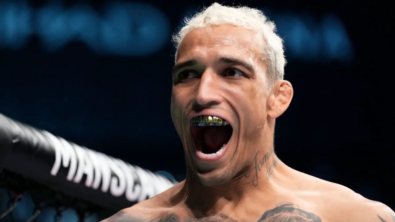 Charles Oliveira com o cinturão BMF no Prudential Center em Newark durante o UFC 328