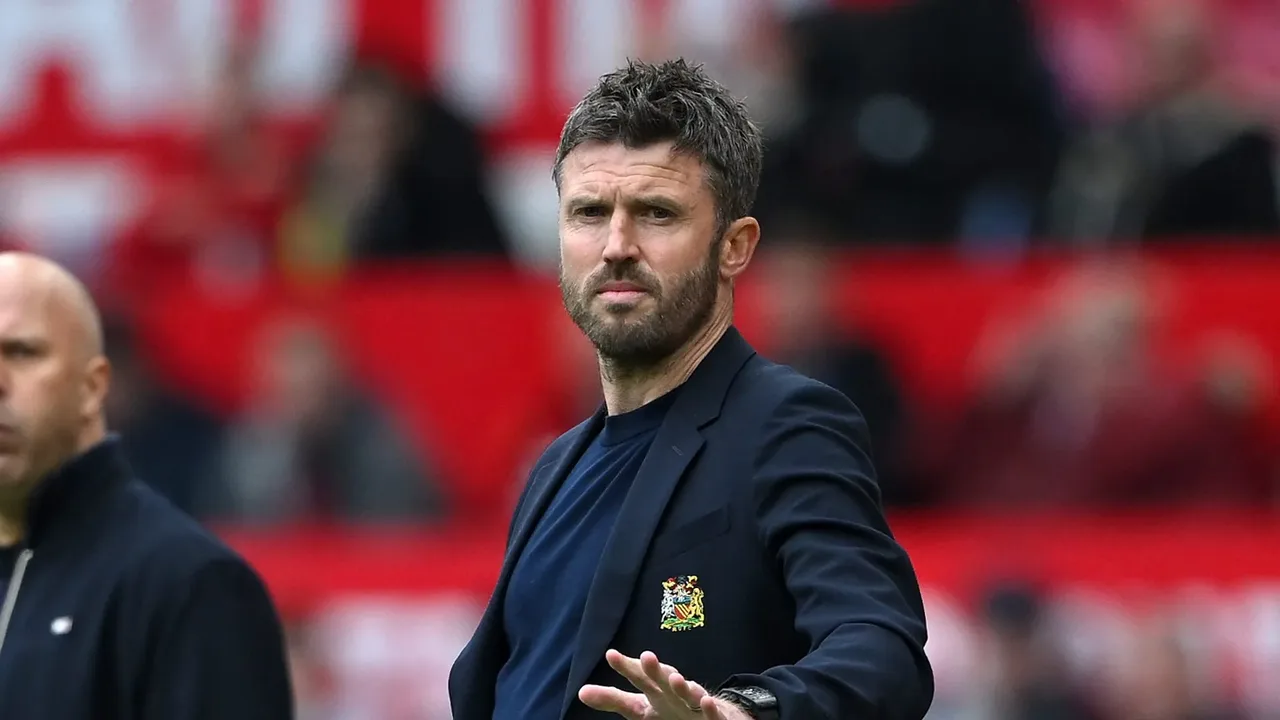 Michael Carrick, treinador do Manchester United, observando o jogo na beira do campo na Premier League