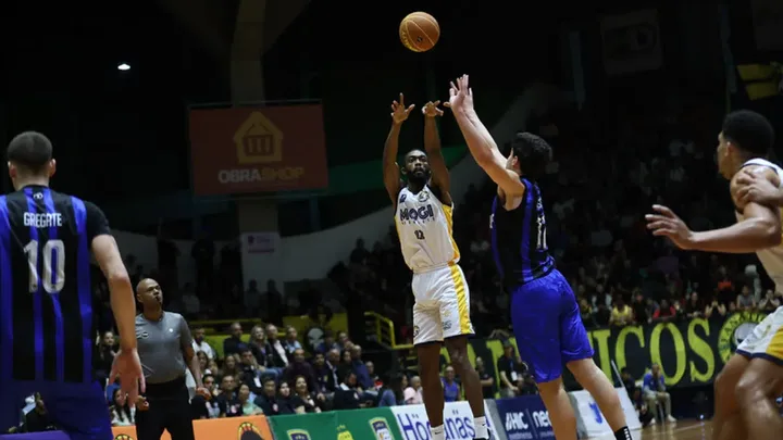 Quadra do Ginásio Poliesportivo Henrique Villaboim durante partida do NBB entre Pinheiros e Mogi em março de 2025