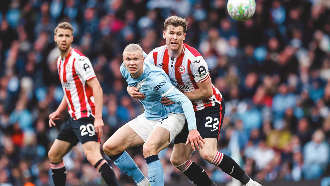 Thiago do Brentford e Raúl Jiménez do Fulham em posição de ataque na Premier League 2025/2026