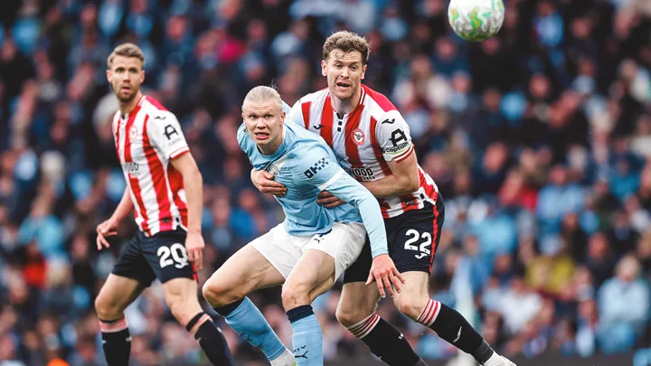 Thiago do Brentford e Raúl Jiménez do Fulham em posição de ataque na Premier League 2025/2026