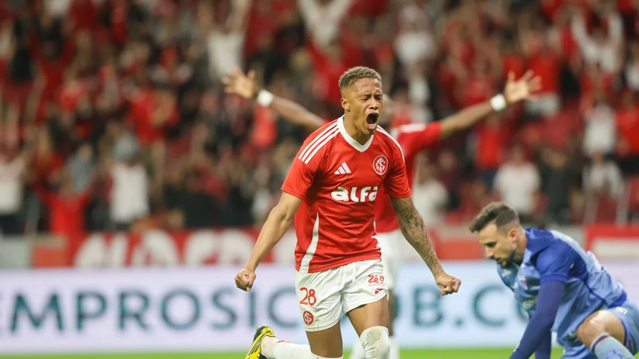 Benjamin Sesko com a camisa do Manchester United e Alexander Isak com a camisa do Liverpool em duelo pela Premier League