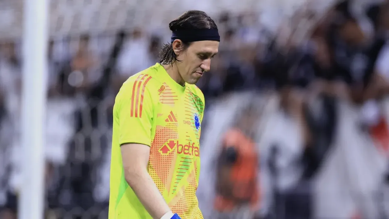 Cássio, goleiro do Cruzeiro, posicionado sob as traves durante partida do Brasileirão Série A 2026