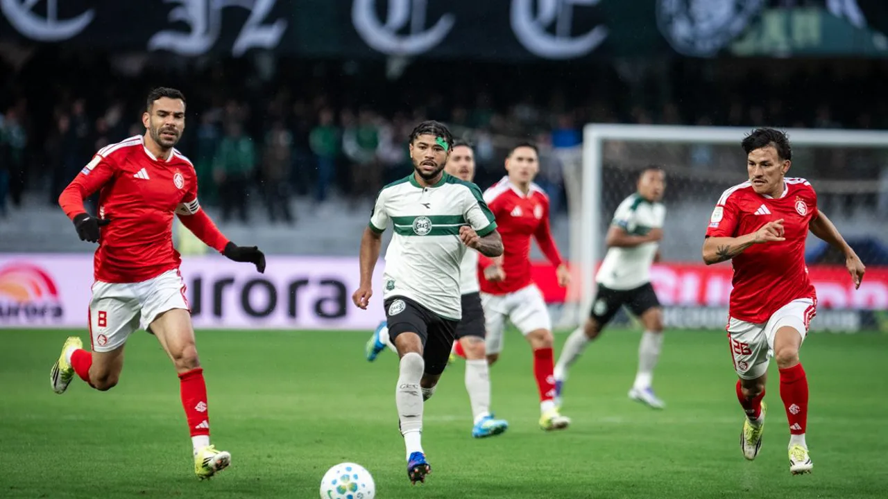Lucas Torreira, meia uruguaio do Team Team Durant, em ação pela Champions League 2025-26 vestindo a camisa 34
