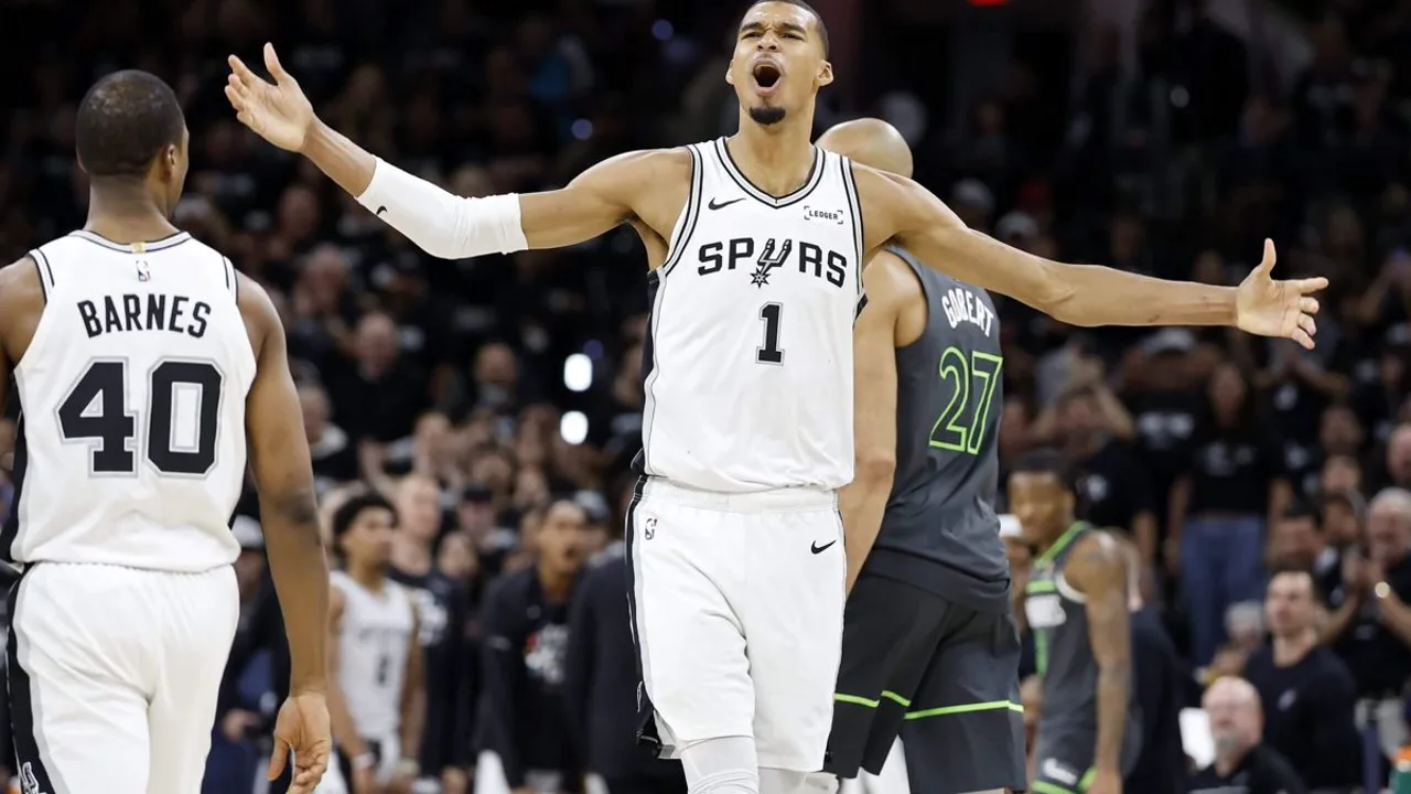Comissário da NBA no palco do draft anunciando uma escolha, com jogadores aguardando em trajes formais