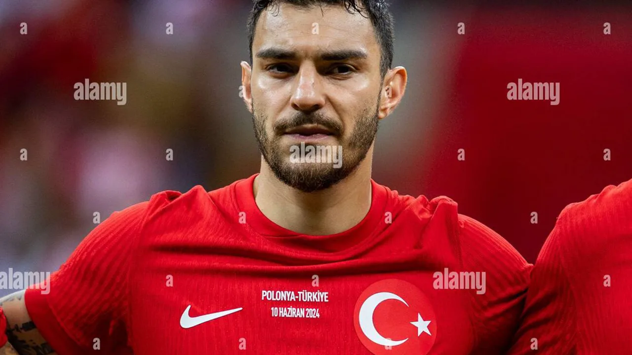 Kaan Ayhan, meia turco de 31 anos, em ação pela Champions League vestindo a camisa 23