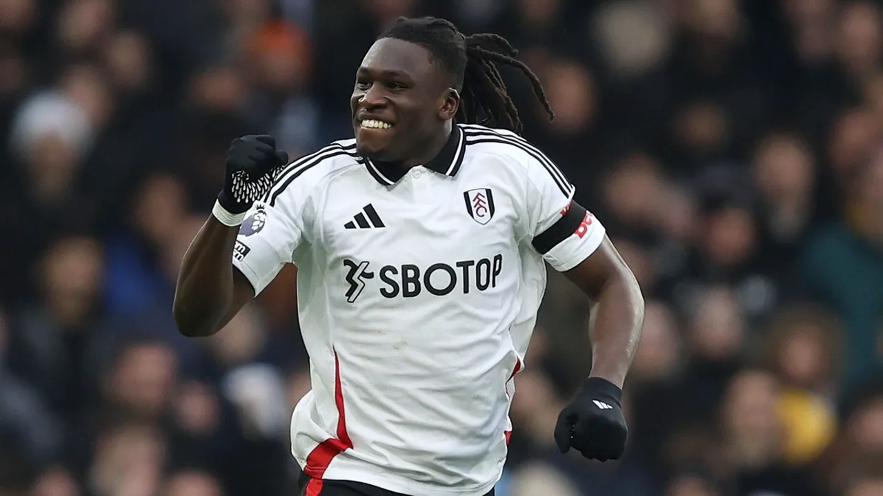 Calvin Bassey, zagueiro nigeriano do Fulham, em ação na Premier League 2025/2026 com a camisa número 3