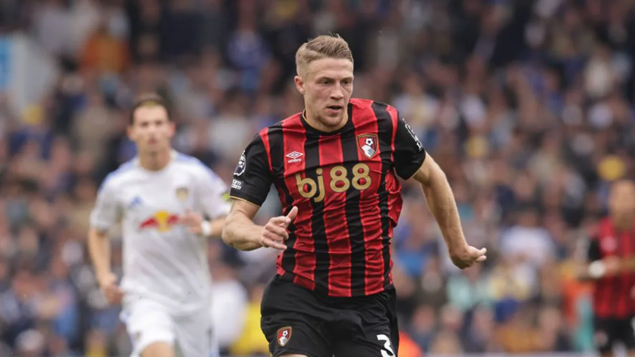 Adrien Truffert, lateral-esquerdo do AFC Bournemouth, em ação pela Premier League 2025/2026