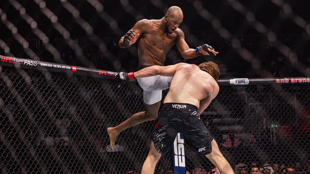 Lutadores do UFC em pesagem oficial, frente a frente na balança antes do combate no octógono