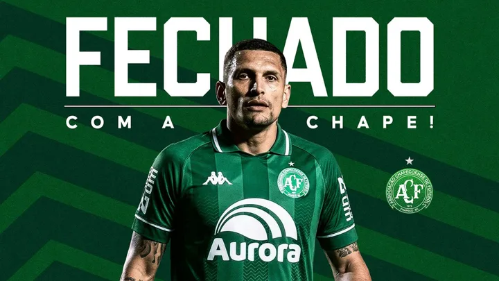 Higor Meritão, meia da Chapecoense camisa 22, disputando partida do Brasileirão Série A 2026