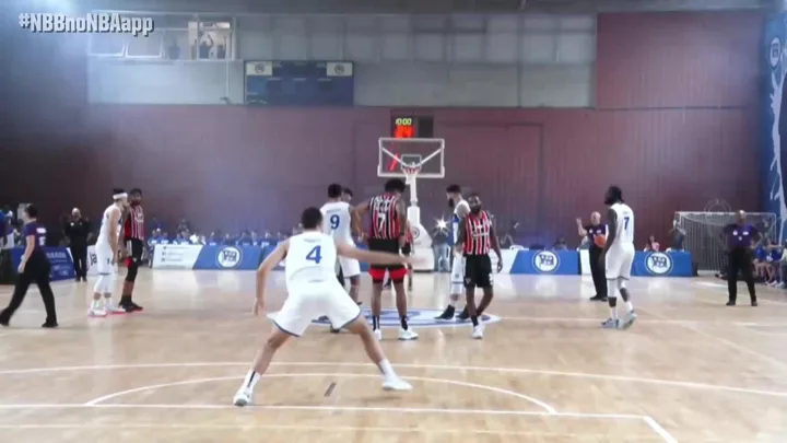 Fernando, forward do Minas com camisa 2, em ação durante partida do NBB 2026