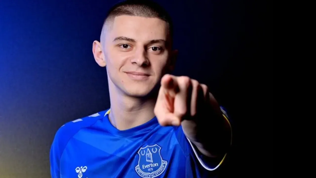 Vitaliy Mykolenko com a camisa 16 do Everton em partida da Premier League 2025/2026