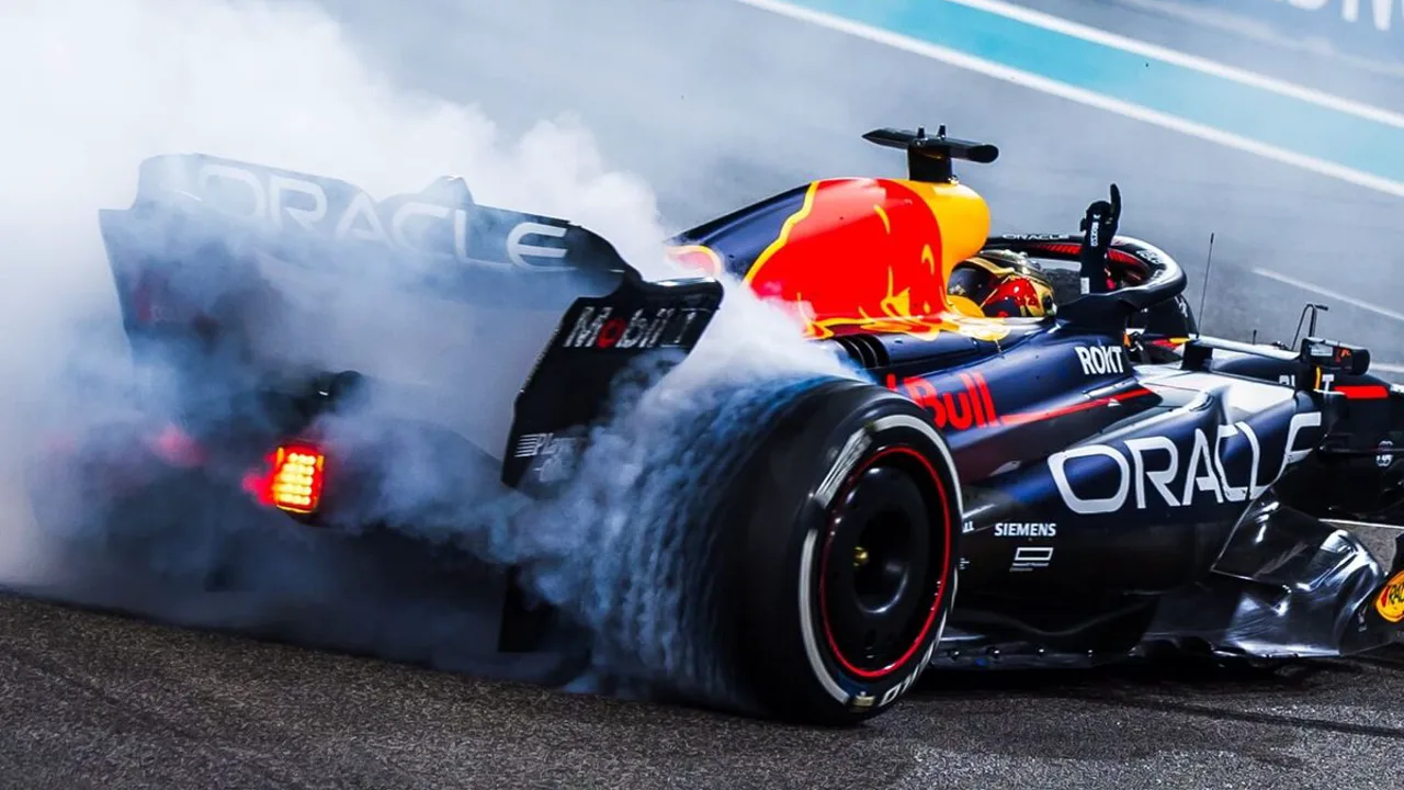 Carro de Fórmula 1 em pista com regulamento técnico ao fundo, simbolizando a origem do nome da categoria