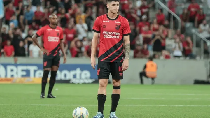 Bruno Zapelli, meia do Athletico PR, com a camisa 10 em campo pelo Brasileirão Série A 2026