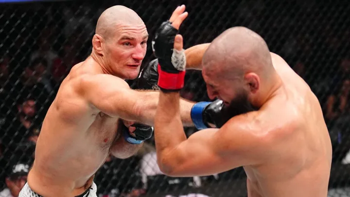 Lutadores do UFC na pesagem oficial frente a frente antes de um combate no octógono